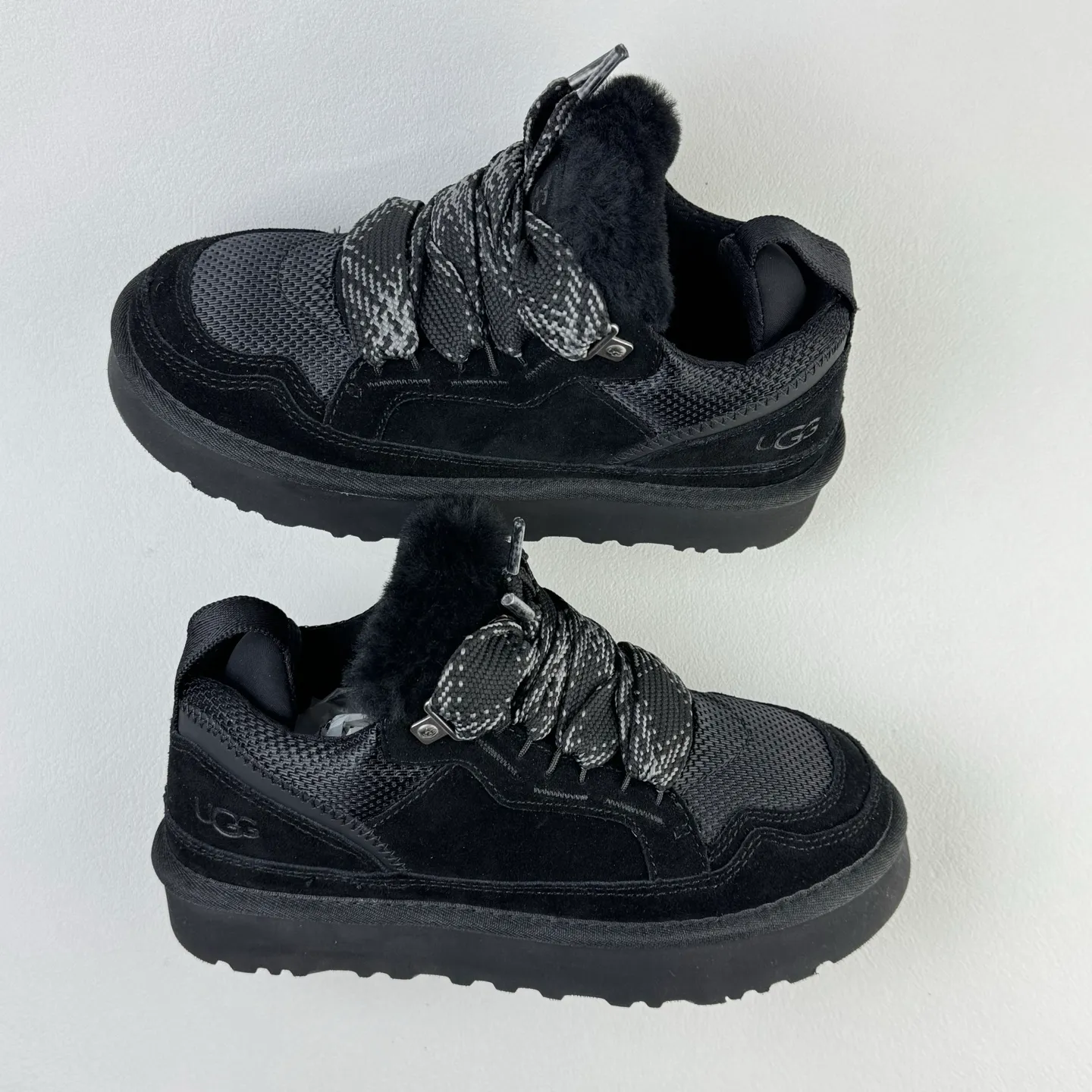 Local 💰600 OEM grade 4032 Mel series, top workmanship, super stable version ✔️ Good looks and texture, suede leather + low-key logo show retro, classic two-color shoelaces can be worn as two shoes ✔️ So comfortable that you want to weld your feet, ultra-light material + 5cm thick sole, increase height without tiring the feet, wool insoles are warm and breathable, no pressure for commuting and shopping all day long ✔️ I love the details: wide shoelaces for photos. Sizes 34-45 are suitable for various foot types. Slight stains can be wiped clean with a damp cloth. The loose feeling in early autumn is all due to it. Close your eyes and avoid stepping on thunder! 👟
